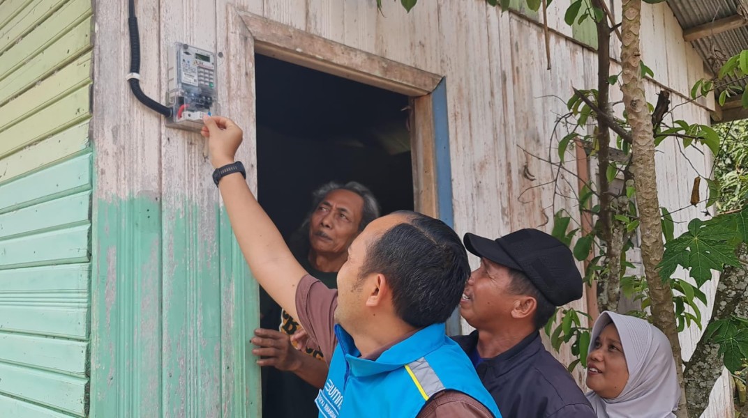 PLN Kaltimra Terangi 246 Keluarga Prasejahtera di Kalimantan Melalui Program Light Up The Dream