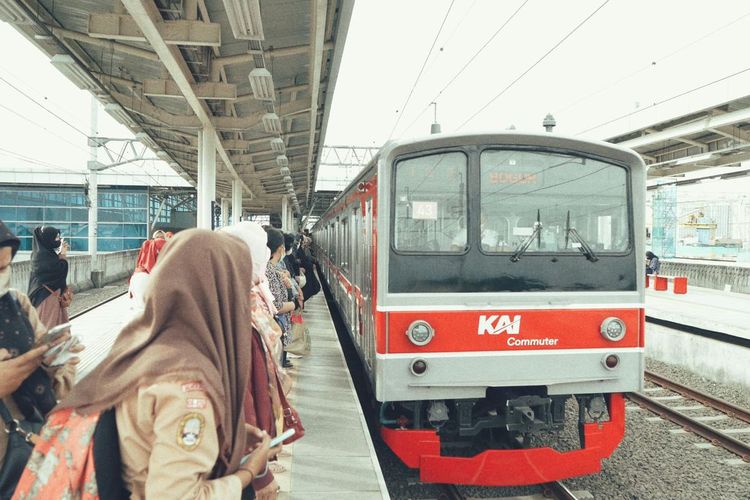 Commuter Line Jadi Transportasi Favorit Masyarakat Selama Libur Lebaran: Efisien, Terjangkau, dan Ramai Pengguna