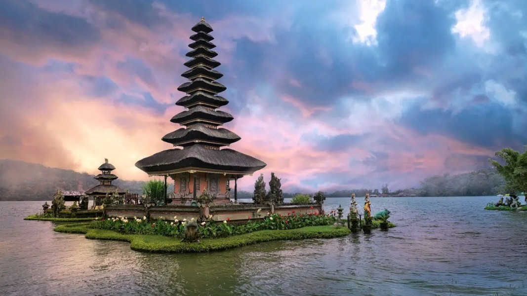 Ulun Danu Beratan, Pesona Pura di Tengah Danau Bali