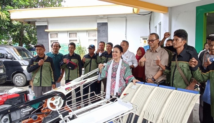 Titiek Soeharto Serahkan Traktor untuk Petani Bantul, Dorong Swasembada Beras dan Pertanian Milenial