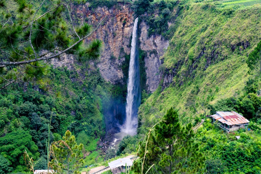 8+ Air Terjun Tertinggi di Indonesia yang Wajib Dikunjungi