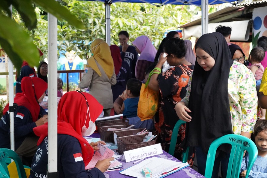 Srikandi PLN Indonesia Power UBH Gelar Aksi Sosial Penyaluran Makanan Bergizi di Posyandu Kota Bambu Selatan