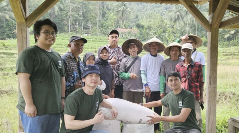 Dukungan Berkelanjutan AdaKami Tingkatkan Kesejahteraan Petani Desa Pasawahan