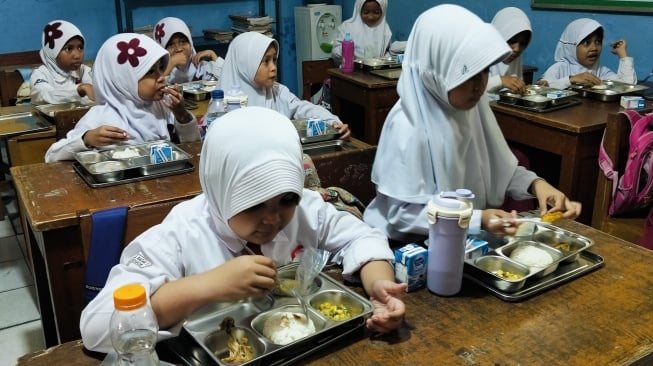 Perayaan HUT Ke 77: Polres Pasuruan Gelar Program Makan Bergizi Gratis di SD Pejangkungan 2