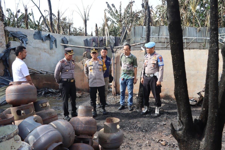 Gas Diselamatkan Petugas Saat Kebakaran Sekayu