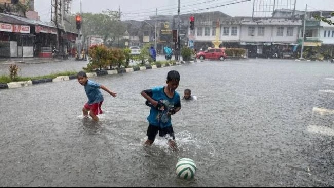 Musim Pancaroba Jawa Timur Maret April BMKG Pagi Panas Sore Hujan Lebat