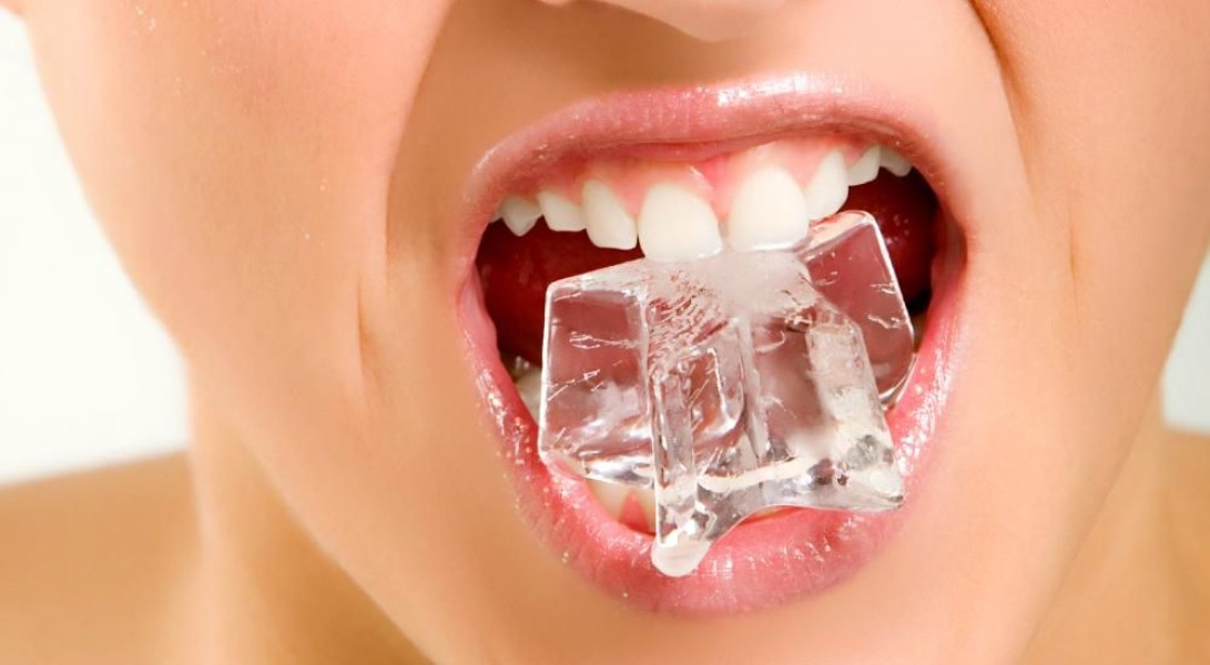 6 Bahaya Mengunyah Es Batu yang Perlu Diwaspadai untuk Kesehatan