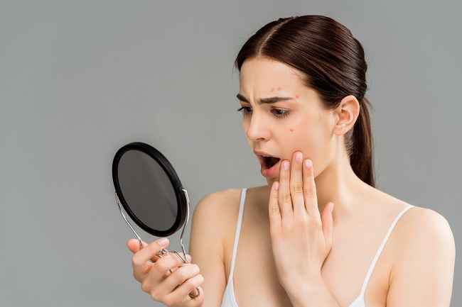 Kulit Bermasalah? Saatnya ke Dokter, Bukan Ganti Skincare Lagi