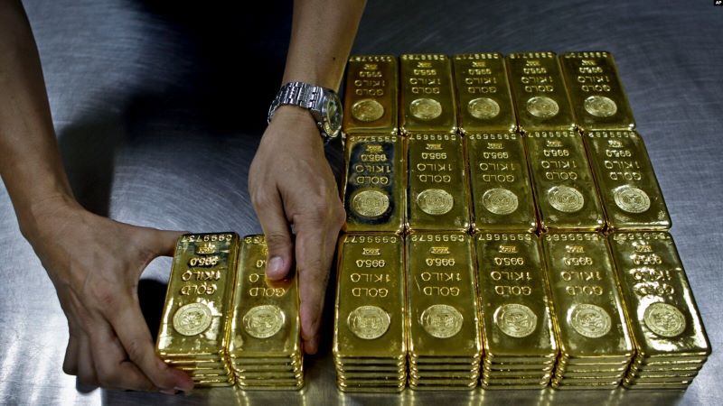 Harga Emas Dunia Terjun Bebas Usai Cetak Rekor: Tekanan Dolar AS dan Isu Perdagangan Global Jadi Pemicu