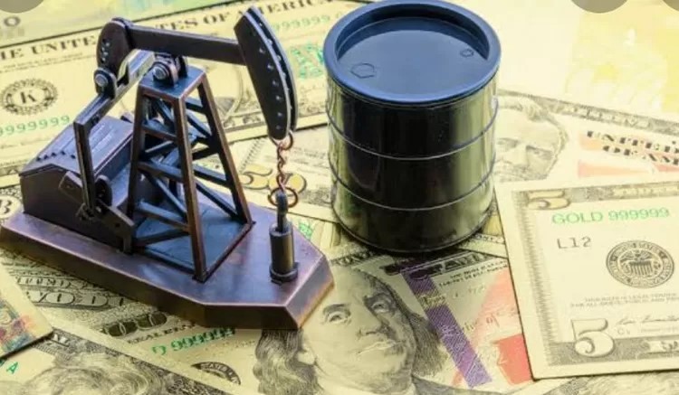 Harga Minyak Mentah Turun Seiring Dolar AS Menguat dan Permintaan Melambat