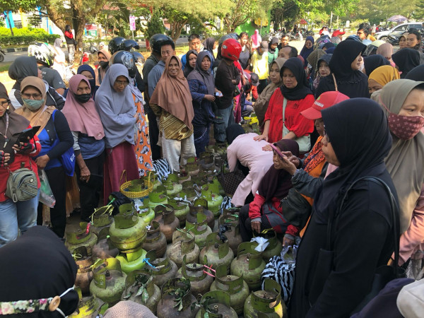 Kepanikan Masyarakat Tenggarong: Warga Serbu Operasi Gas Melon dengan Satu KTP Satu Pembelian