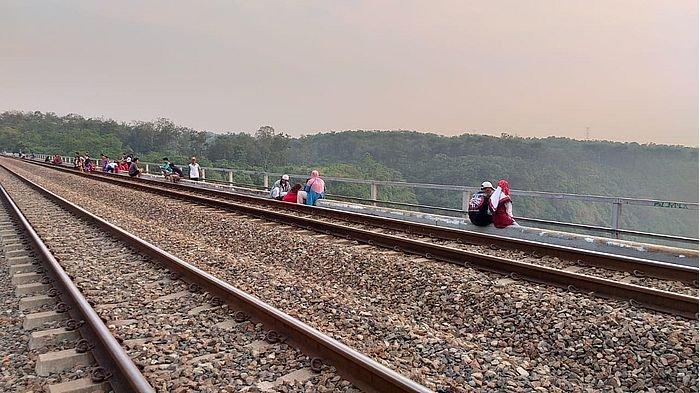 Bahaya Ngabuburit di Jalur Kereta Api: KAI Tegaskan Peringatan Keselamatan