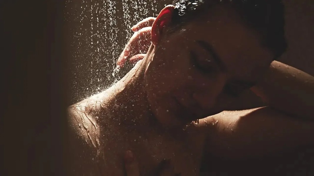 Dark Showering, Tren Mandi Minim Cahaya Bantu Tidur Nyenyak