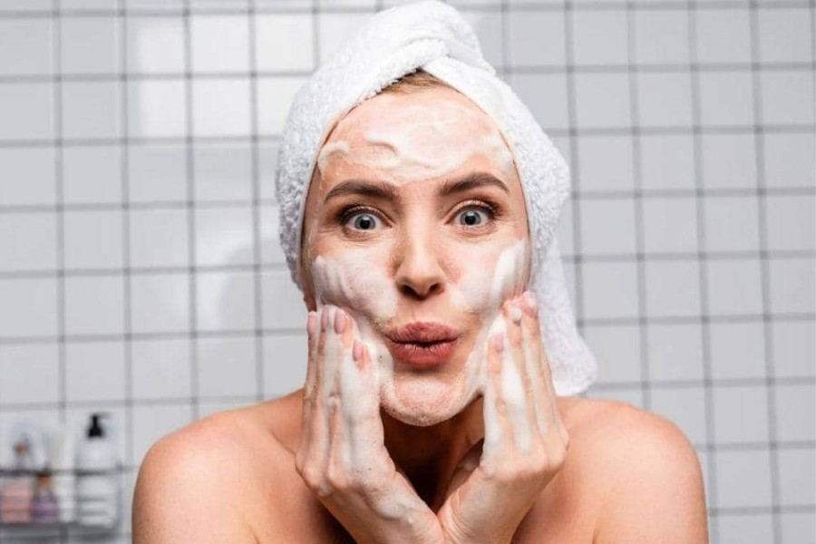 Pentingnya Hidrasi Seimbang bagi Pemilik Kulit Berminyak di Iklim Tropis