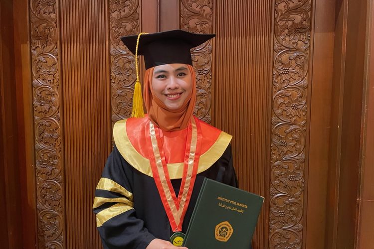 8 Artis Indonesia Berhasil Raih Gelar Doktor di Tengah Karier