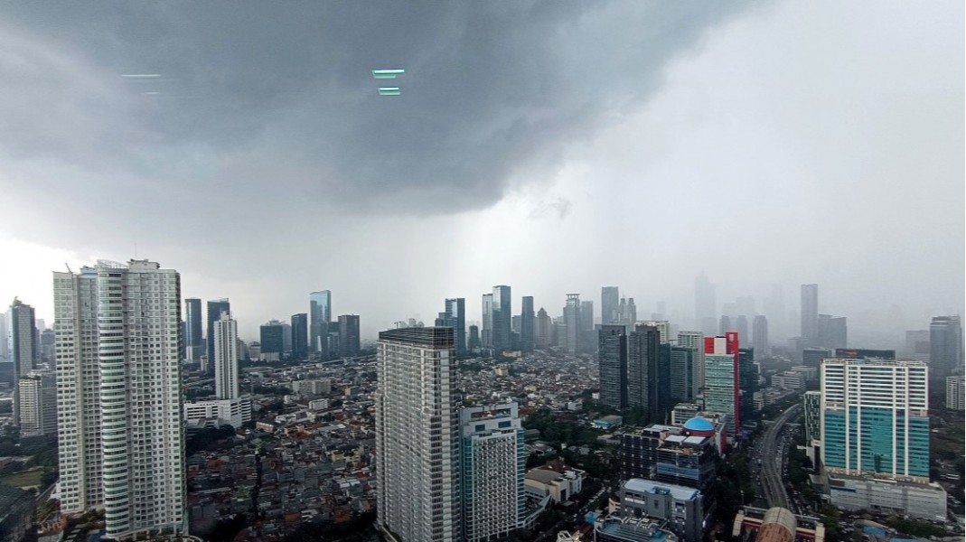 BMKG Prediksi Hujan Merata di Indonesia, Warga Diminta Waspada Petir dan Genangan