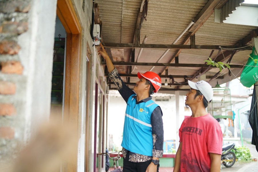 PLN Sambung Listrik Gratis untuk Warga