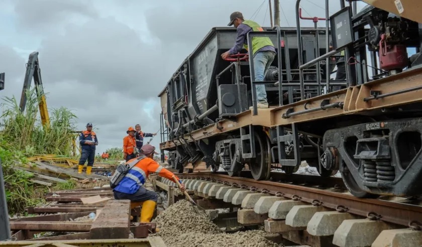 Pemulihan Jalur Kereta Api Akibat Banjir di Grobogan: Pegawai KAI Kerja Tanpa Libur Selama 15 Hari