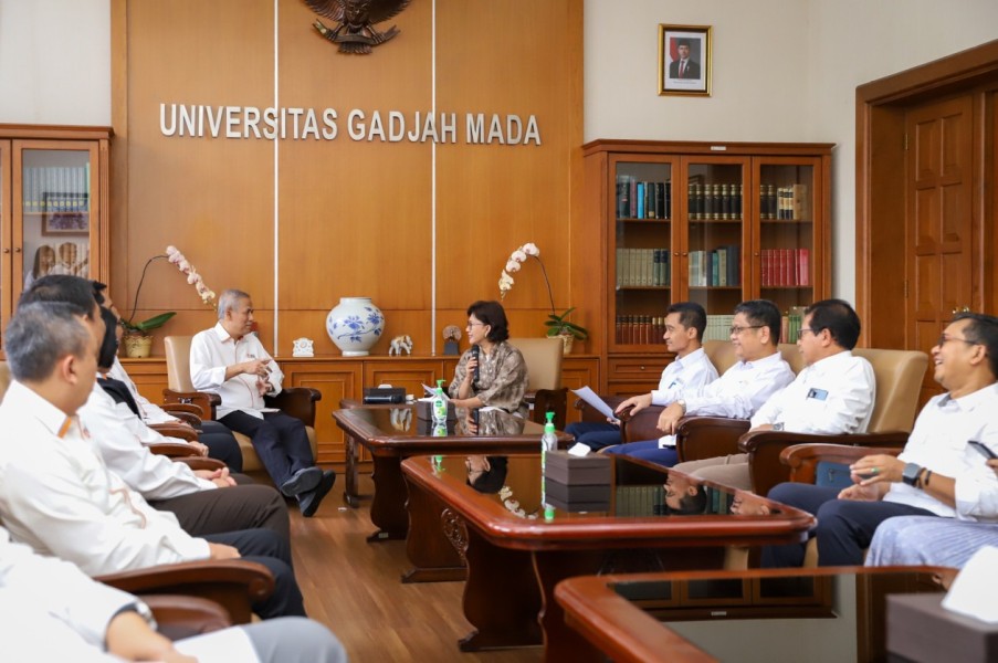 Lembaga Penjamin Simpanan Salurkan Beasiswa Bagi Mahasiswa Universitas Gadjah Mada Dan UNS