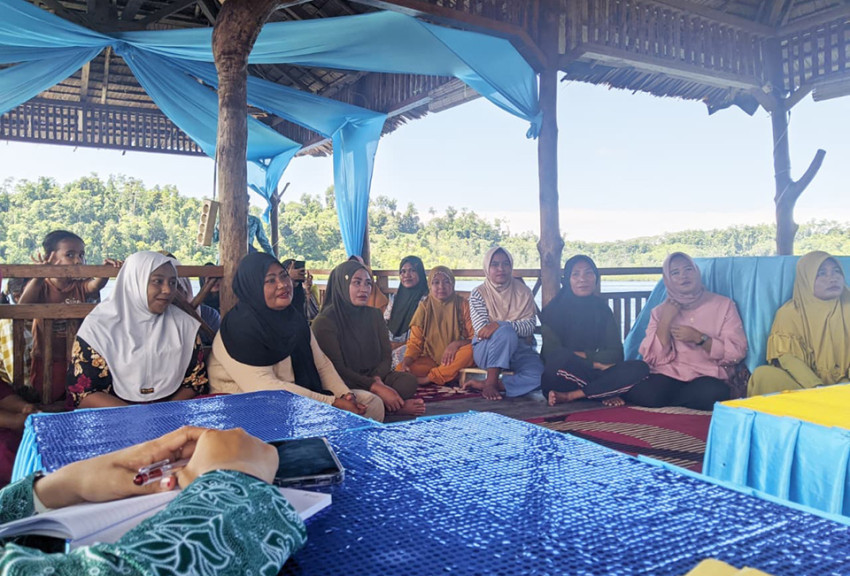 Rumah BUMN Pertamina dan Bank Mandiri Dorong Kemandirian Ekonomi Perempuan Suku Bajo di Desa Kabalutan