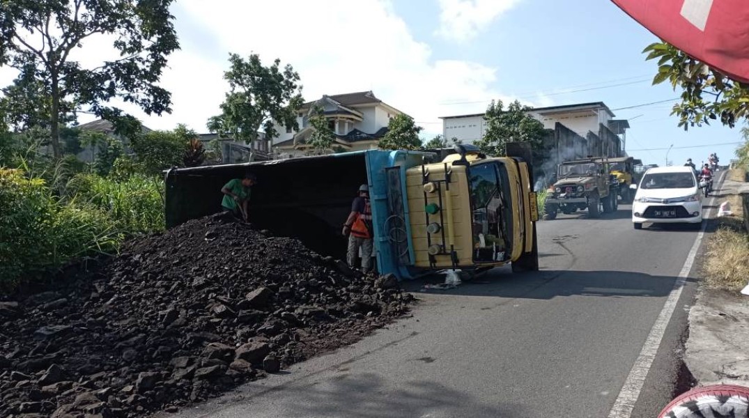 Kecelakaan Tragis: Truk Batubara Tabrak Tronton di Jalan Lintas Bajubang-Tempino