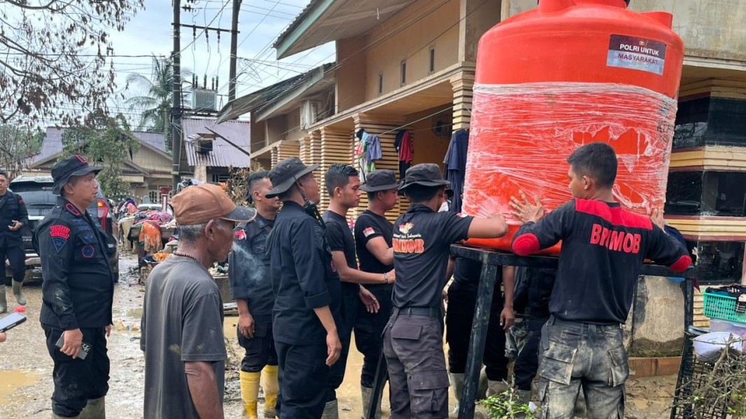 Polri Distribusikan Ratusan Tandon Air Bersih Bagi Warga Pascabencana Aceh