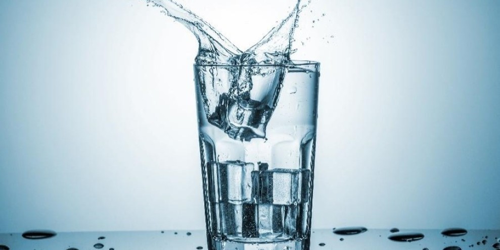 Benarkah Minum Air Es Saat Demam Aman dan Tidak Bahaya