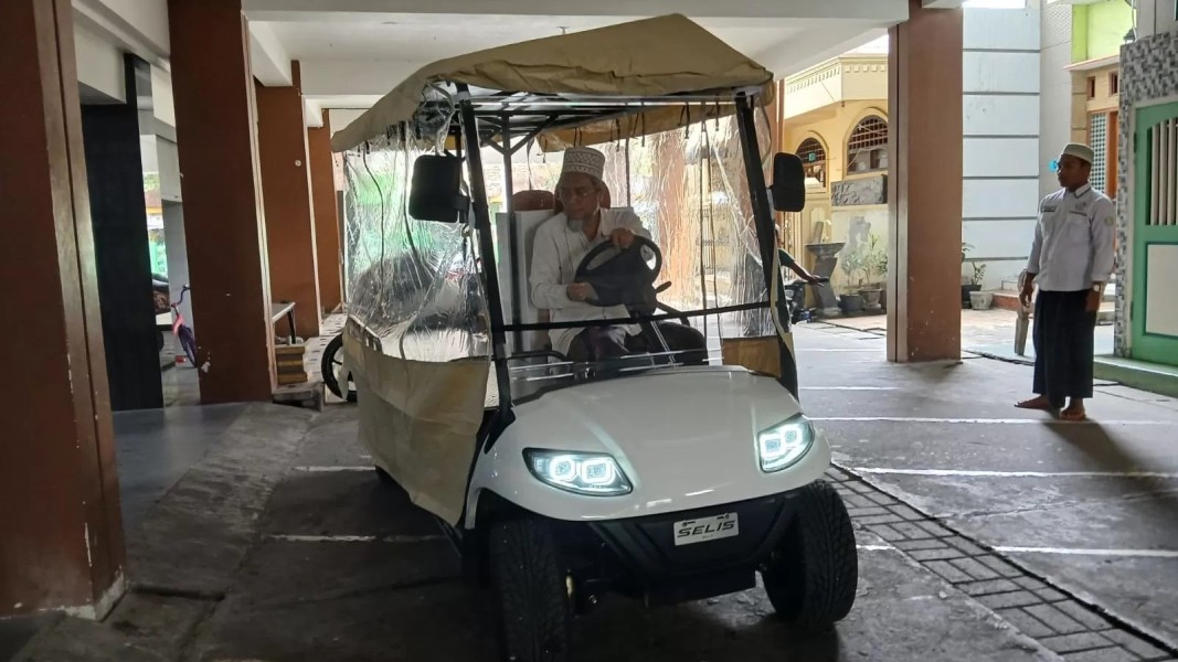 Inovasi Takmir Masjid Manyar Gresik Mobil Listrik Eksekutif Antar Jenazah Gratis untuk Warga