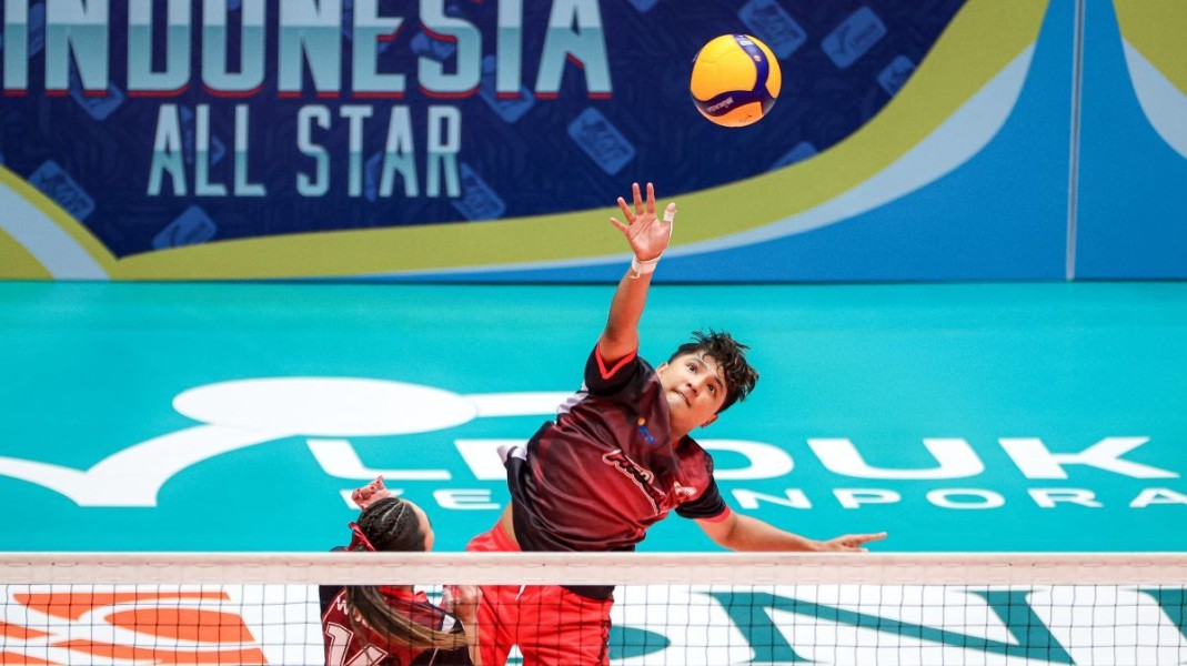 Artis Unjuk Bakat Voli di Panggung Penghargaan