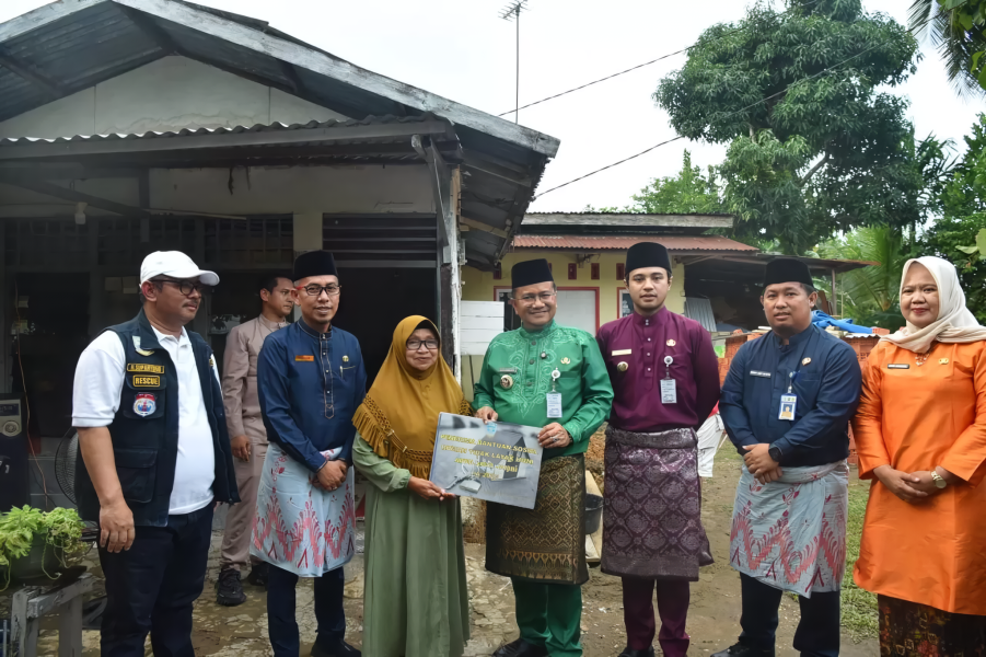 Listrik Bawa Haru ke Rumah Pedagang Cilok
