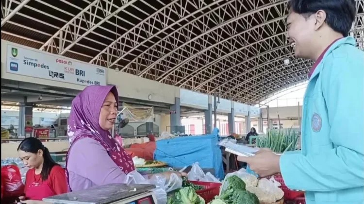 Dedikasi Pedagang Sayur Tetap Tangguh Berjualan Meski Sedang Menjalankan Ibadah Puasa
