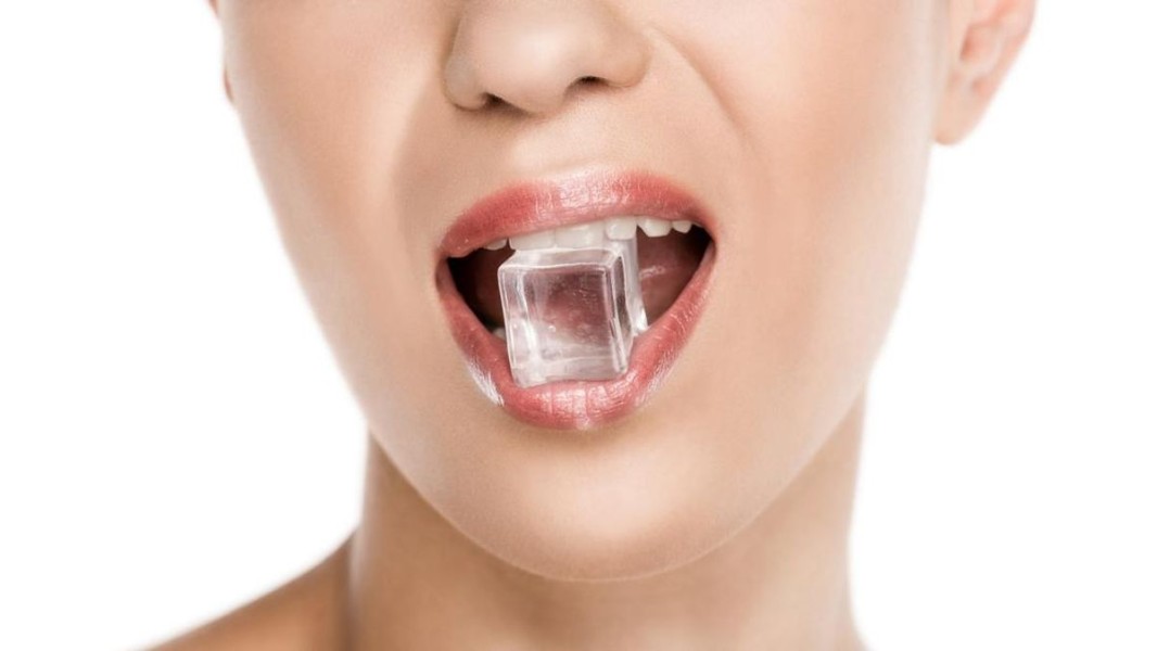 Bahaya Mengunyah Es Batu bagi Kesehatan Gigi yang Jarang Disadari Banyak Orang