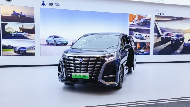 BYD Hadirkan Denza B8, SUV Canggih untuk Pasar Global