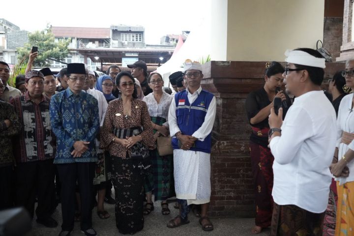 Menag Teguhkan Solidaritas Nasional Saat Berikan Bantuan Rp 300 Juta di Bali