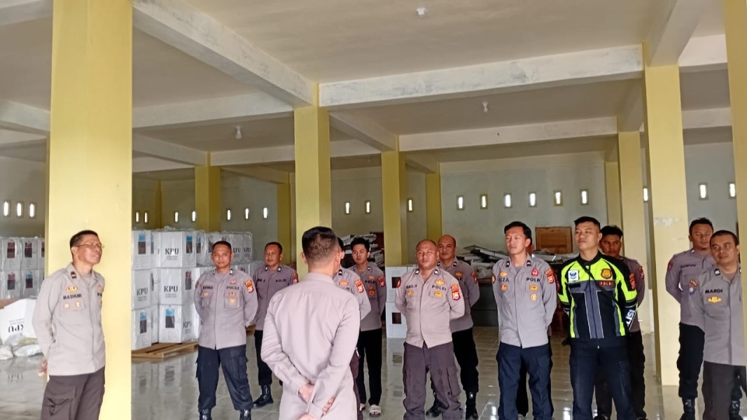 Pengamanan Maksimal: Polres Bengkulu Selatan Tingkatkan Keamanan Gudang Logistik KPU Pasca Pleno Pilkada 2024