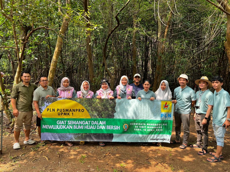PLN Pusmanpro peringati Hari Kartini melalui aksi hijau tanam mangrove di pesisir Jakarta Utara