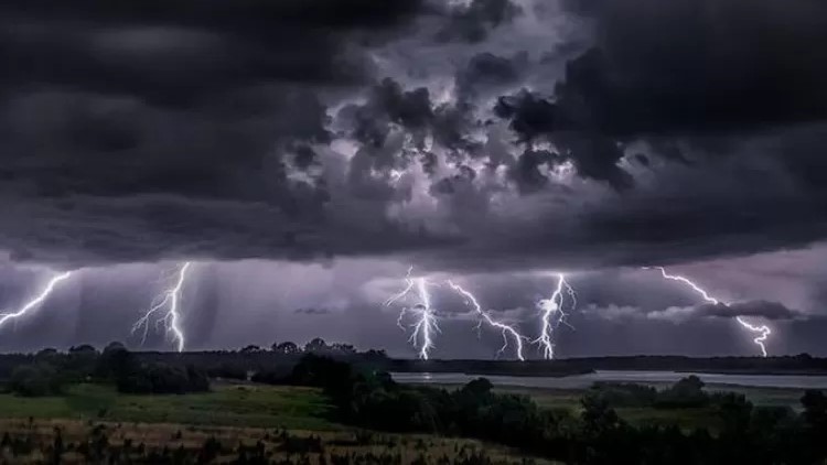 Prakiraan Cuaca BMKG 22 Januari 2026: Hujan Lebat Melanda Pulau Jawa dan Bali