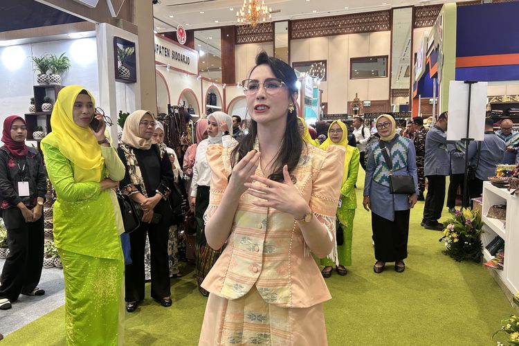 Arumi Bachsin Tampil Anggun dengan Busana Tenun Karya Sendiri