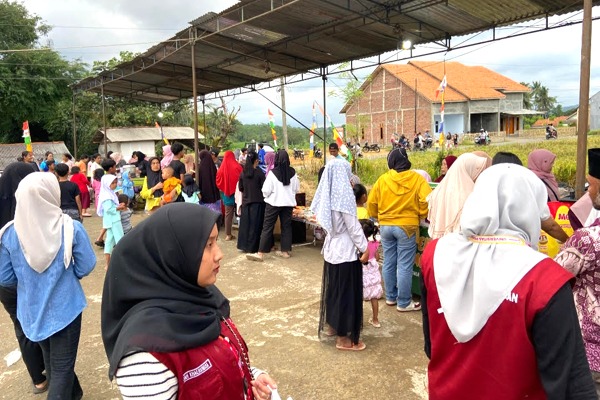 Mahasiswa KKN 15 Universitas Peradaban Bagikan Takjil Gratis Di Dusun Sijampang