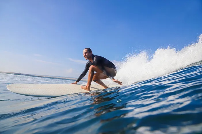 Panduan Surfing Pemula dan Manfaat Kesehatannya Lengkap