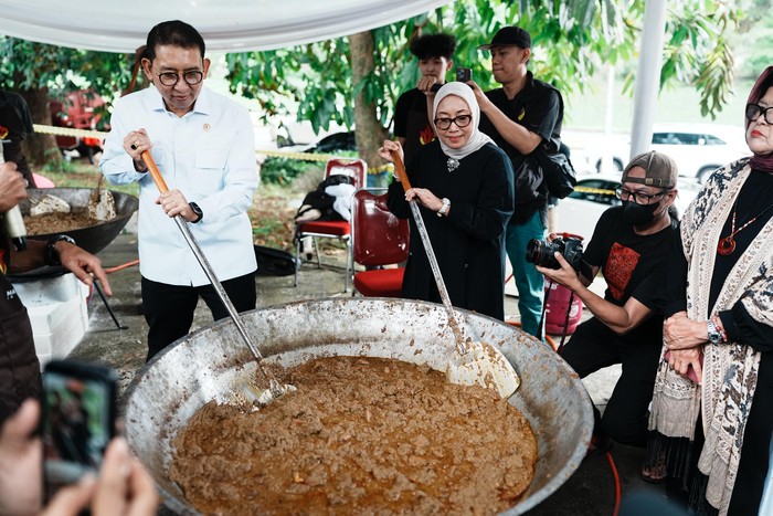 Kolaborasi Kemenbud Salurkan 17 Ribu Paket Rendang Sumatera