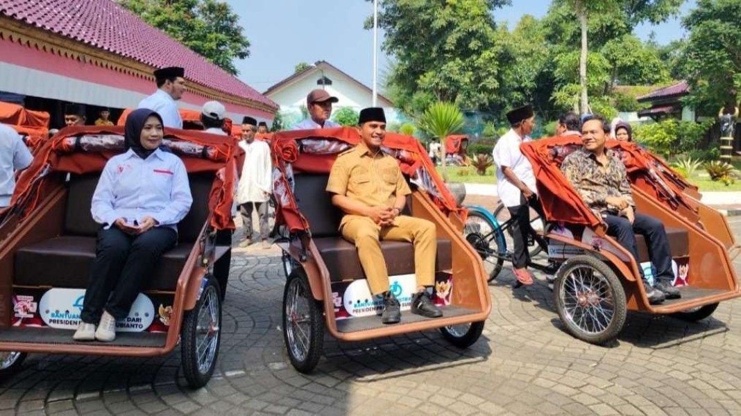 Bantu Transportasi Bersih, Prabowo Bagikan Becak Listrik di Bangkalan