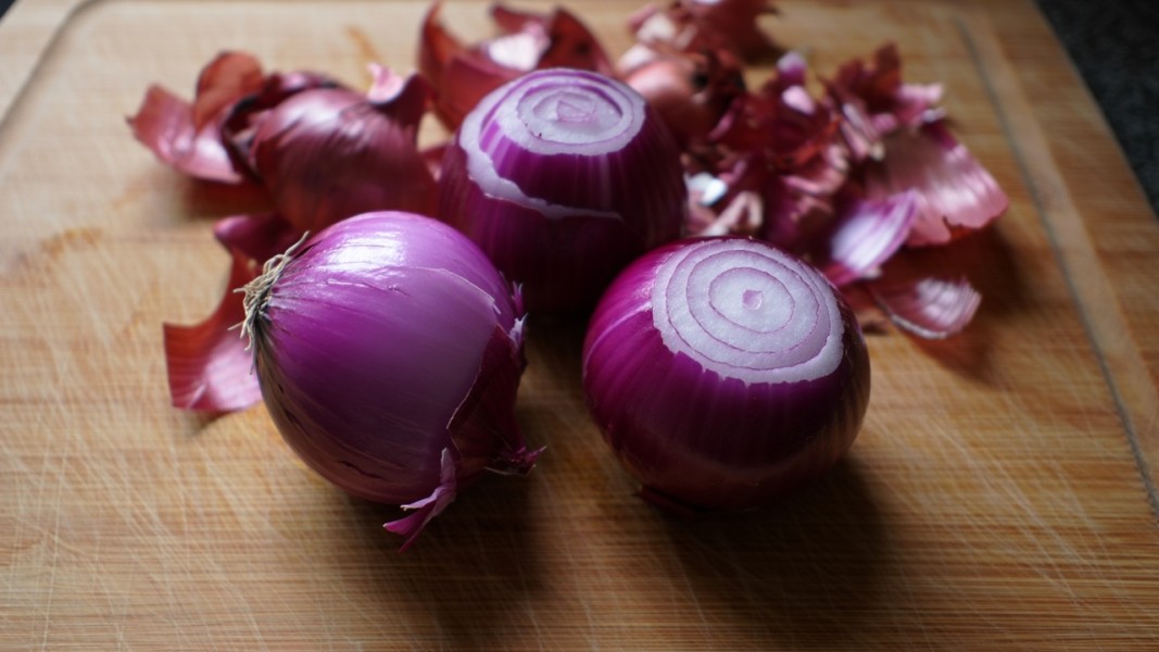 Cara Mengupas Bawang Merah Cepat Tanpa Perih Mata Praktis Efektif