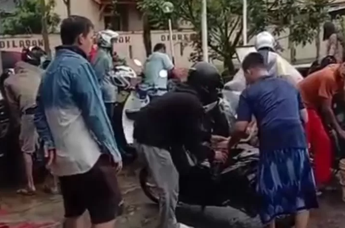 Viral di Media Sosial: Kendaraan Mogok Usai Isi BBM di SPBU Pandeglang Diduga Akibat Air Hujan, Pengelola SPBU Angkat Bicara