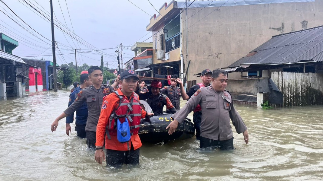 Penjabat Gubernur Sulawesi Selatan, Zudan Arif Fakrulloh, Tinjau Langsung Lokasi Banjir di Pangkep, Upayakan Penanganan Logistik secara Efektif