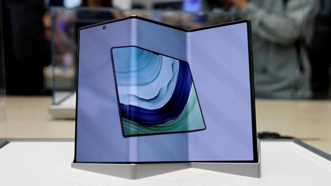 Samsung Siapkan Gebrakan Baru dengan Ponsel Lipat Tiga