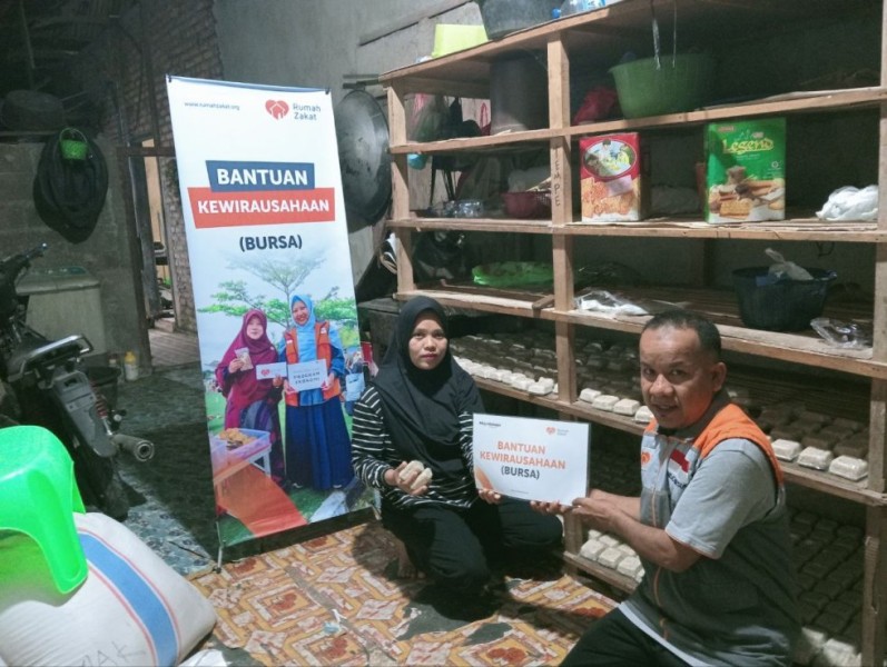 UMKM Tempe di Talaok Dapat Suntikan Modal dari Rumah Zakat UMKM Tempe di Talaok Dapat Suntikan Modal dari Rumah Zakat