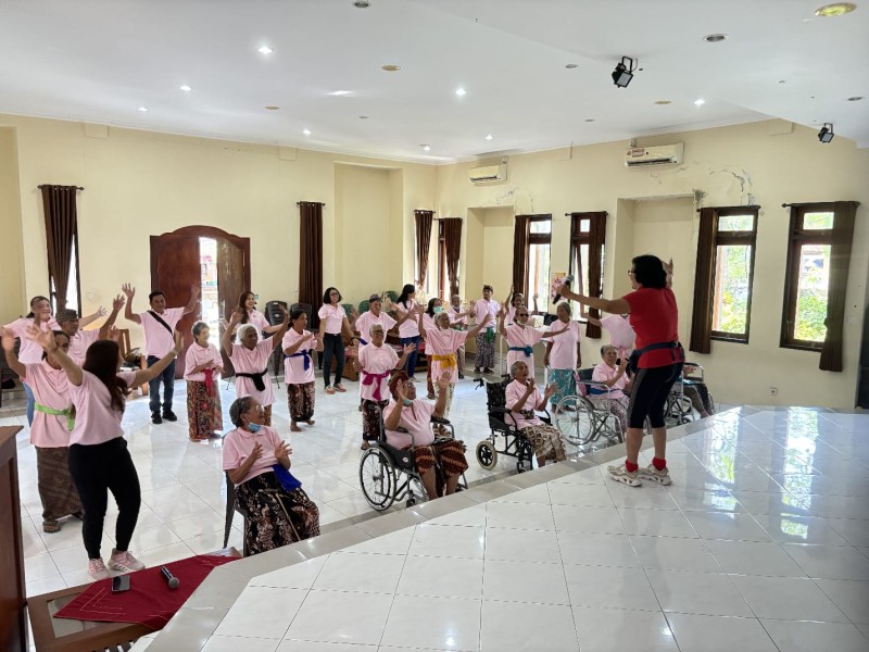 Senam dan hiburan jadi sarana PLN UIP2B Jamali dan srikandi PLN UP2B Bali dalam membangun semangat hidup para lansia