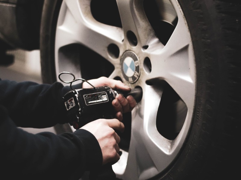Rekomendasi Tempat Service Velg Mobil Terdekat dan Biayanya
