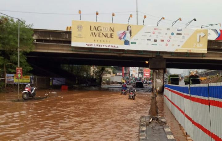 Banjir Rendam Jalan Perjuangan Babelan Bekasi, Kendaraan Tak Bisa Melintas